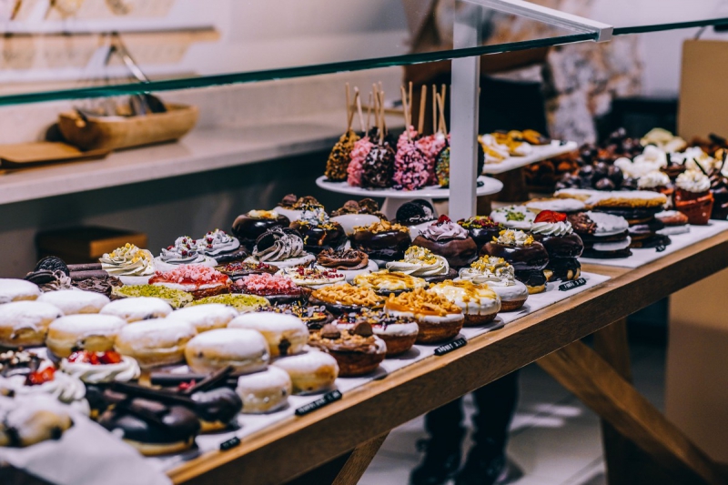 patisserie-LA MARTRE-min_shop_dessert_pastry_bakery_counter-184398